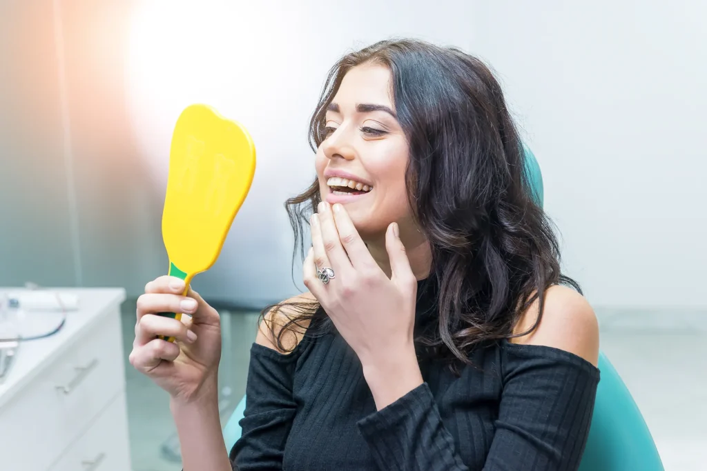 Paciente eligiendo el color de su corona dental