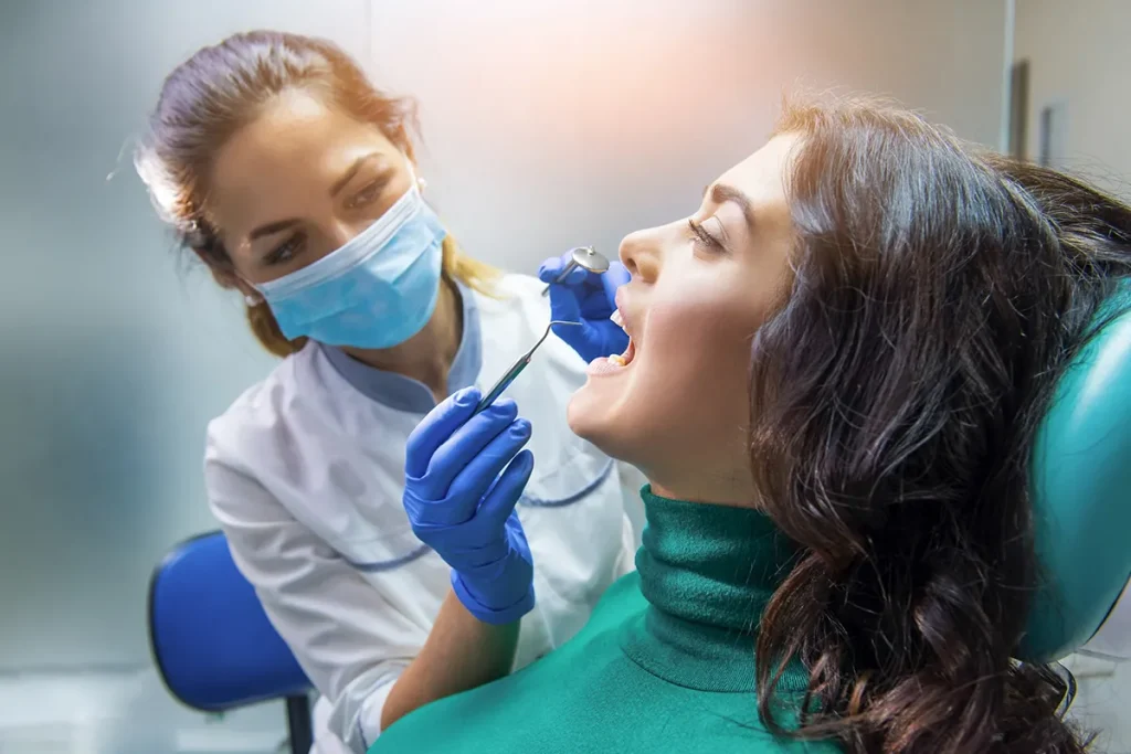 Convenio dental para empresas: colaboradora atendida con el convenio dental de su empresa