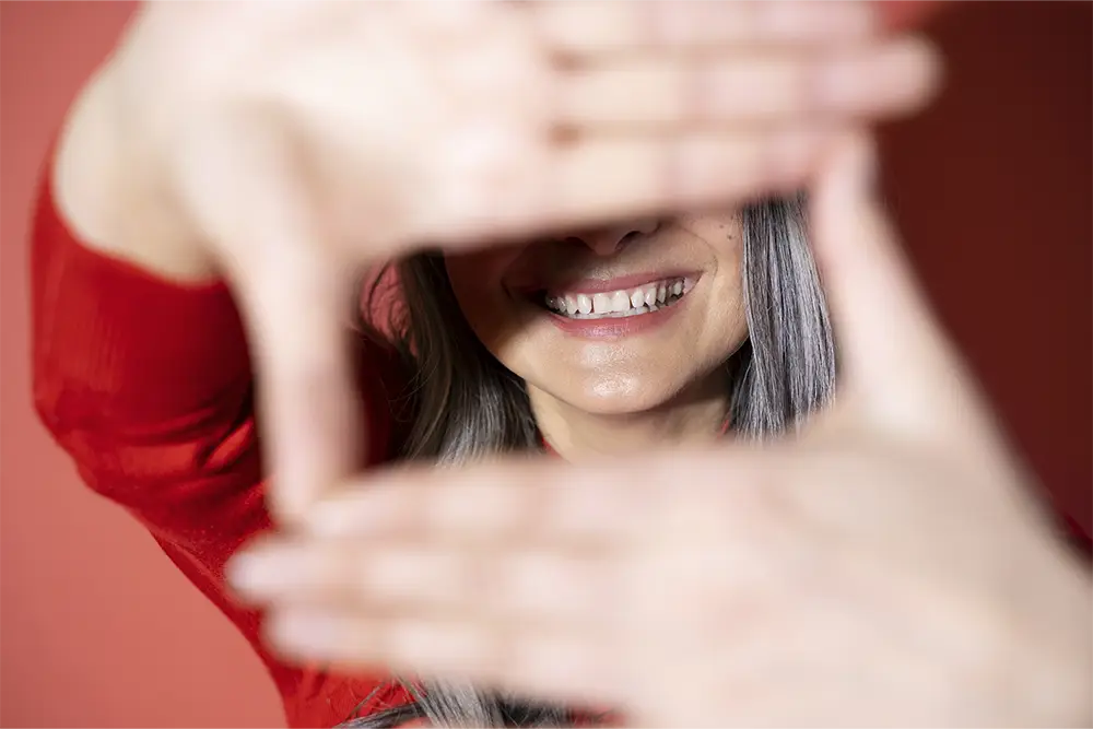 mujer sonriendo