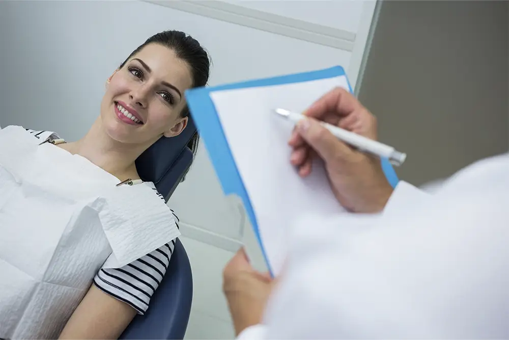 mujer en control dental post ortodoncia