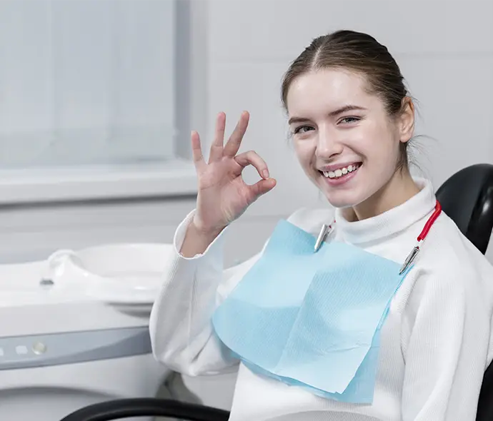 mujer en clínica dental