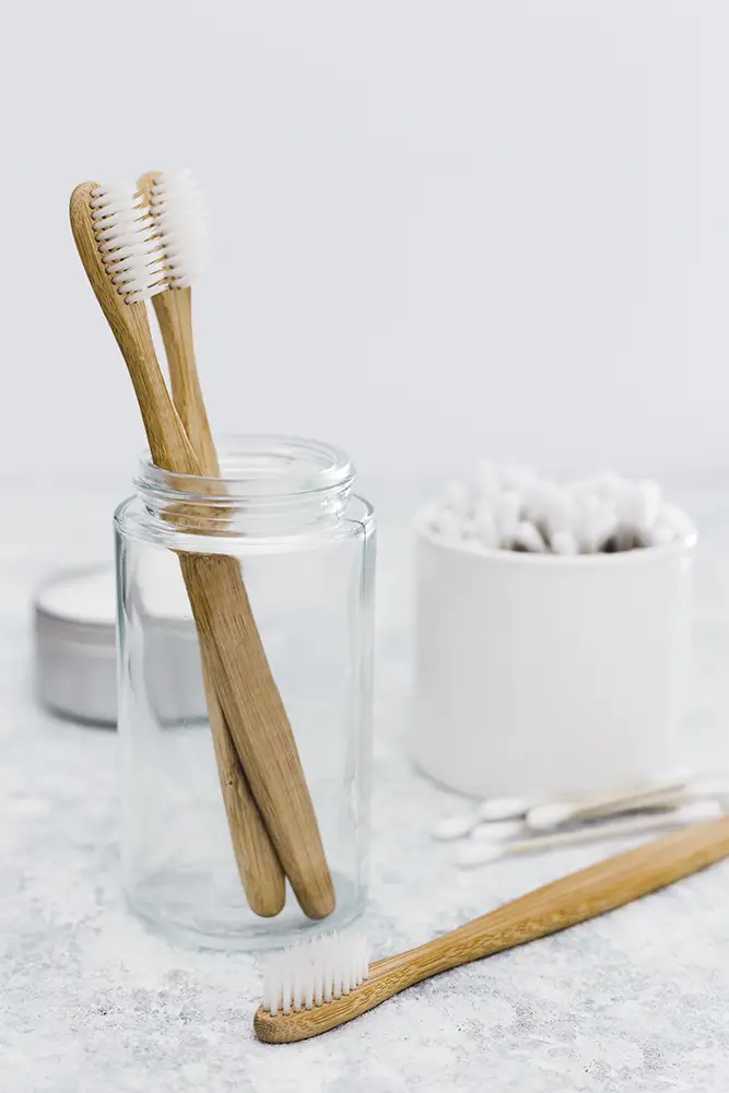 vaso con cepillos de dientes