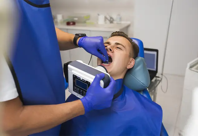 hombre en control dental