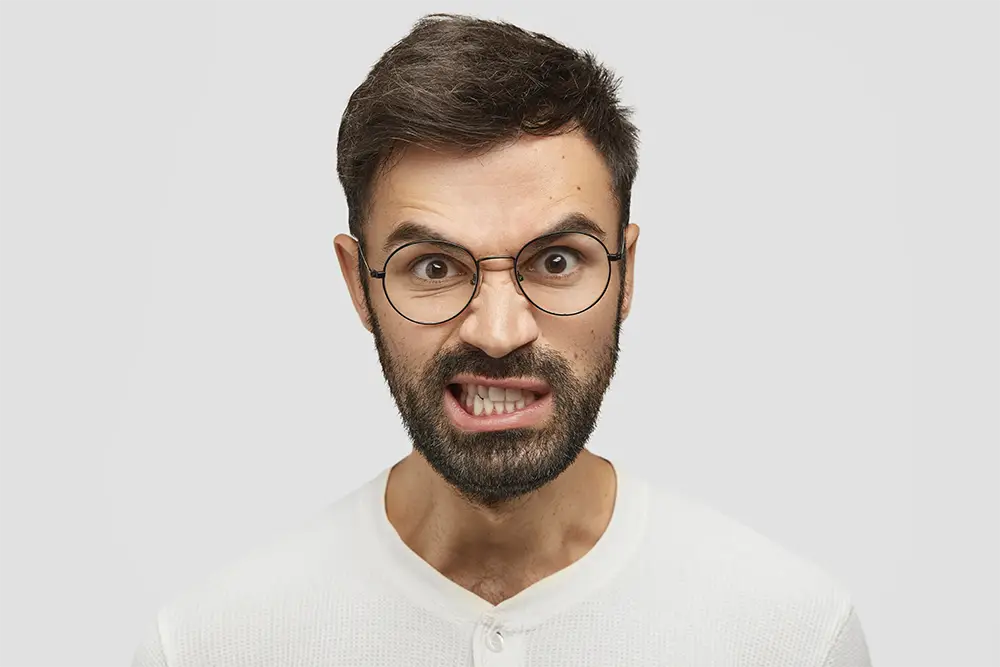 hombre con expresión de molesto