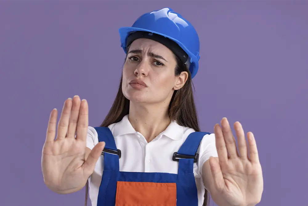 mujer con casco y manos adelante