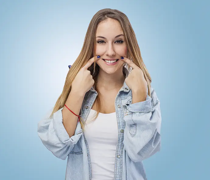 mujer sonriendo y apuntando su boca