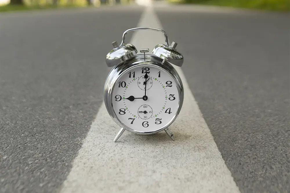 reloj en un camino de auto