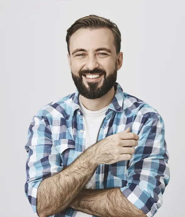 hombre sonriendo con sonrisa saludable