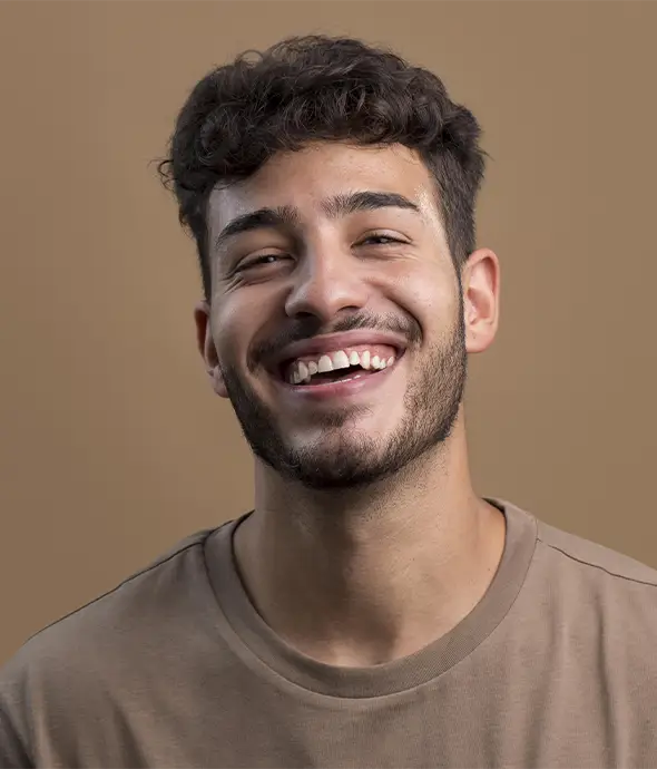 hombre joven sonriendo