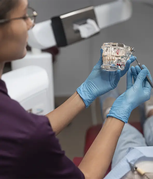 dentista explicando ortodoncia
