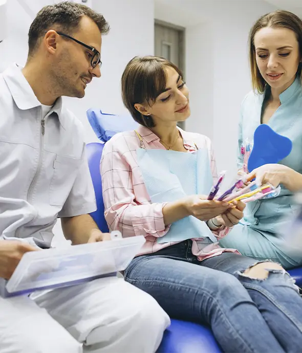 dentista enseñando sobre cepillos dentales y cepillado