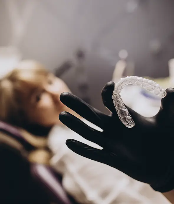 mujer de fondo en control dental y con retenedor post ortodoncia