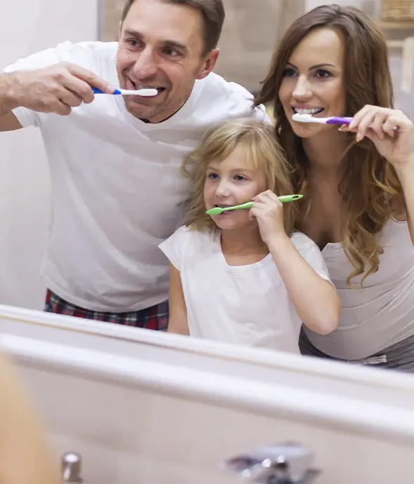 familia cepillándose los dientes