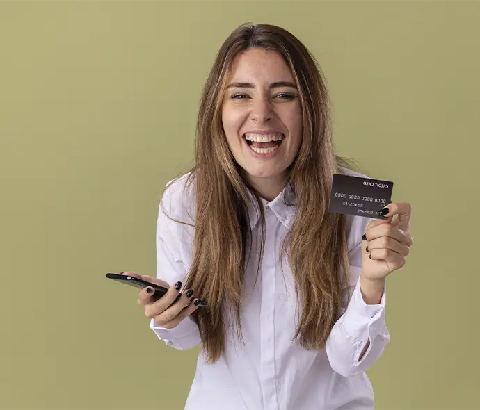 mujer con tarjeta bancaria en la mano