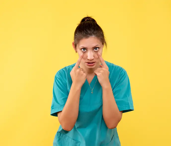 mujer con manos apuntando a los ojos