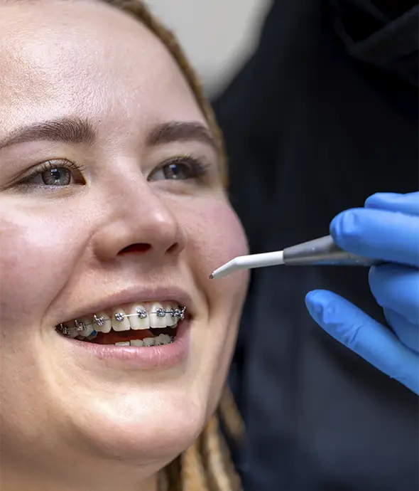 mujer con brackets