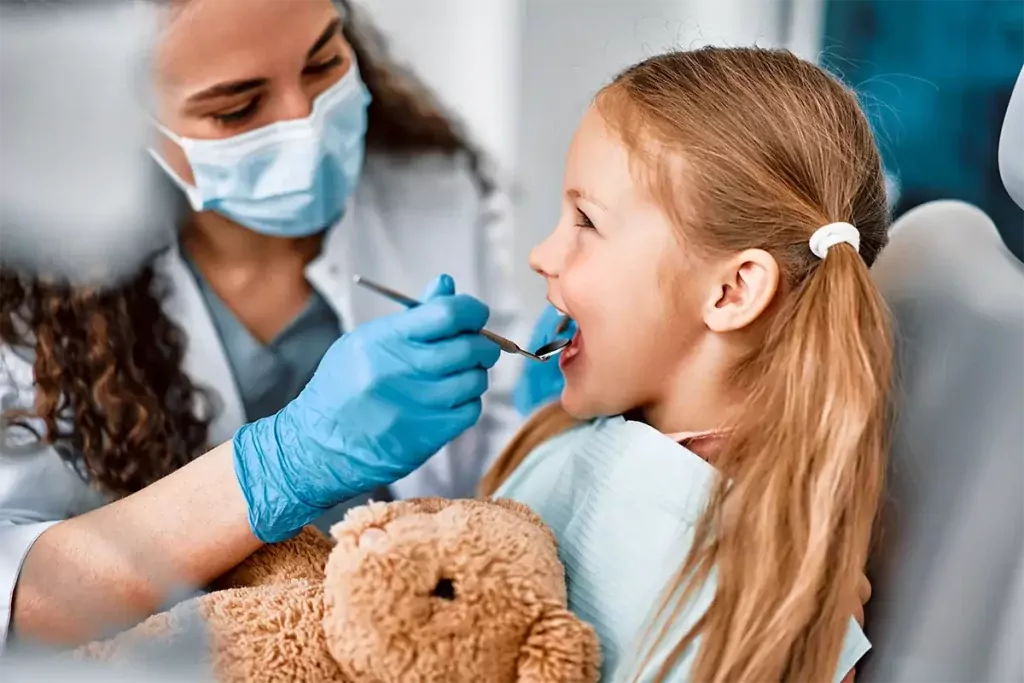 Dentista atendiendo a un niño con calma
