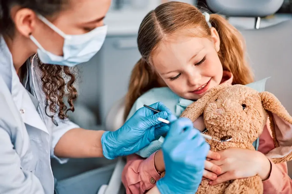 Dentista para niños: niño en su atención dental infantil en Dental Protect