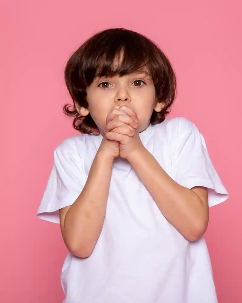 Malos hábitos orales en niños: Cómo el chupete, el dedo y la mamadera afectan la forma de hablar de tu hijo